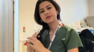 Σάλος στην Τουρκία με νοσοκόμα που έπλεξε τα μαλλιά της