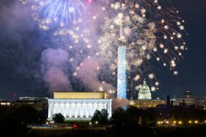 Πρωτοχρονιάτικο πάρτι Τραμπ: Πούλησε πίνακα του Χριστού για 2,75 εκατ. δολάρια - Έλαμψε η Μελάνια