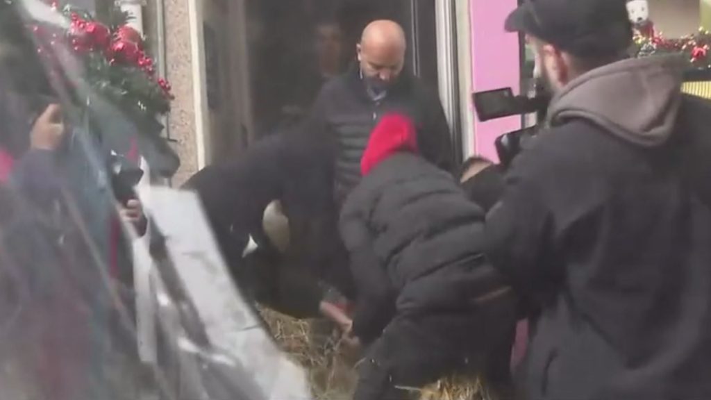 Κιλκίς: Αγρότες έριξαν κοπριά και σανό στα γραφεία του βουλευτή Γιώργου Γεωργαντά