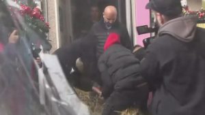 Κιλκίς: Αγρότες έριξαν κοπριά και σανό στα γραφεία του βουλευτή Γιώργου Γεωργαντά