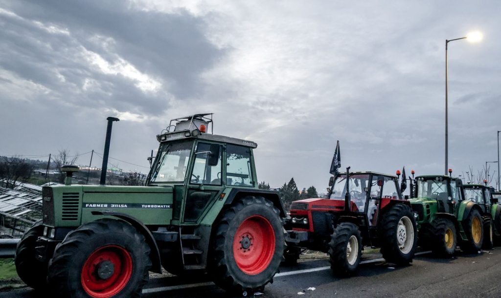 Νέο 48ωρο αποκλεισμών σε εθνικές και παραδρόμους – Οι αγρότες κλιμακώνουν, η κυβέρνηση πιέζεται