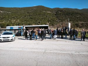 Αγρότες έκλεισαν τον δρόμο Ιωαννίνων – Καλπακίου στη Βρύση Πάσα