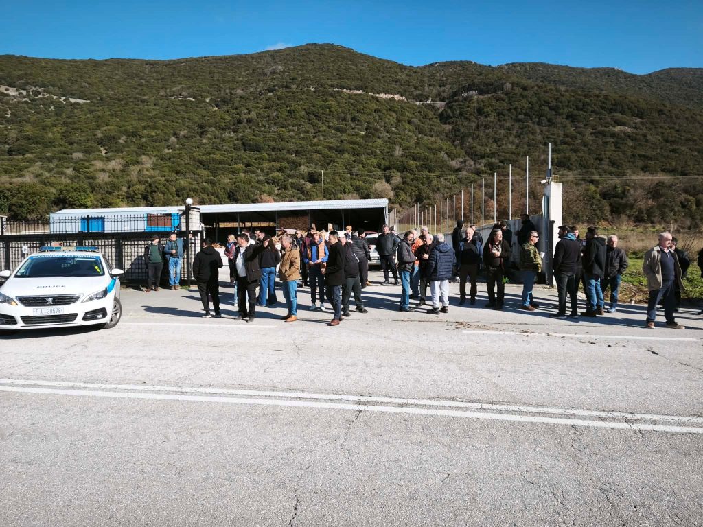 Αγρότες έκλεισαν τον δρόμο Ιωαννίνων – Καλπακίου στη Βρύση Πάσα