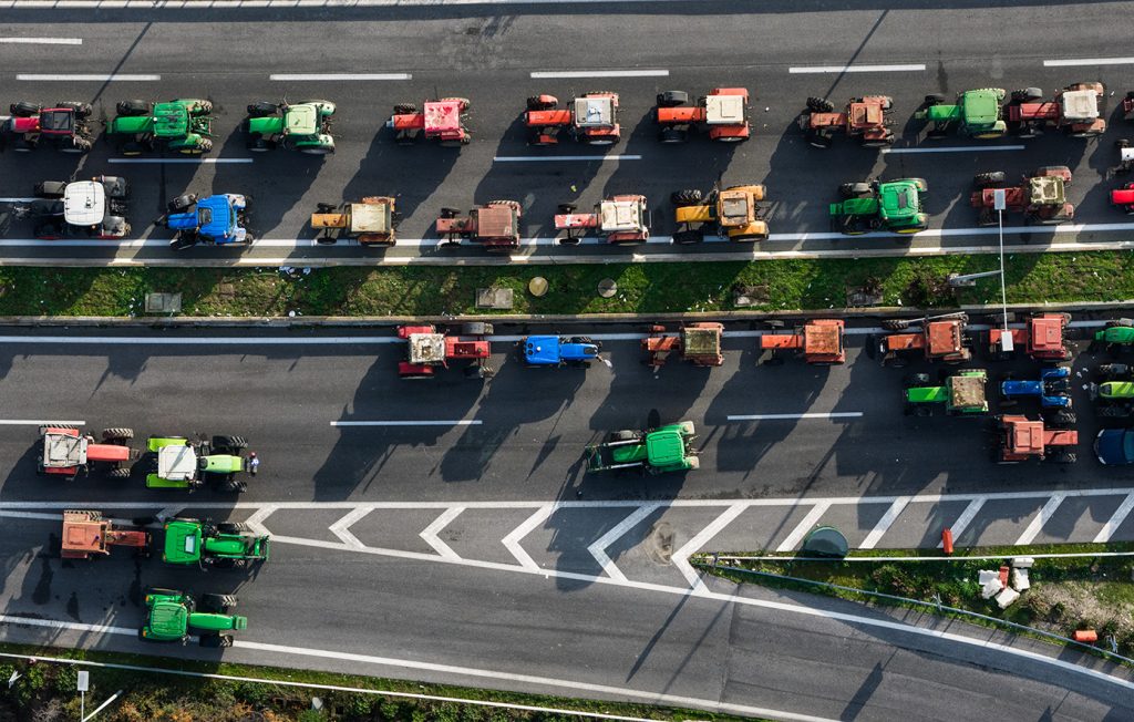 Ανοιχτοί οι δρόμοι ενόψει της συνάντησης των αγροτών με τον πρωθυπουργό τη Δευτέρα – Τα τρακτέρ παραμένουν στα σημεία των συγκεντρώσεων