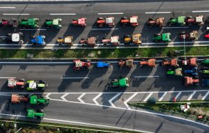 Ανοιχτοί οι δρόμοι ενόψει της συνάντησης των αγροτών με τον πρωθυπουργό τη Δευτέρα – Τα τρακτέρ παραμένουν στα σημεία των συγκεντρώσεων