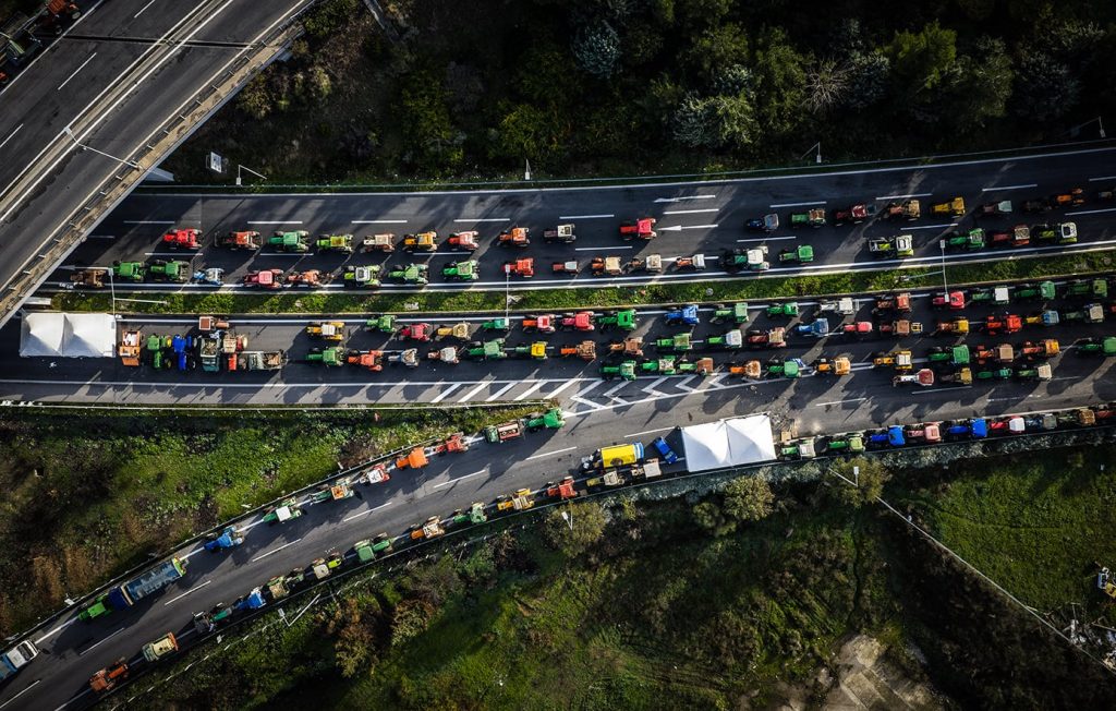 Κλιμακώνουν τις κινητοποιήσεις οι αγρότες παρά τα μέτρα της κυβέρνησης – Ζητούν συνάντηση με τον πρωθυπουργό
