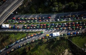 Κλιμακώνουν τις κινητοποιήσεις οι αγρότες παρά τα μέτρα της κυβέρνησης – Ζητούν συνάντηση με τον πρωθυπουργό