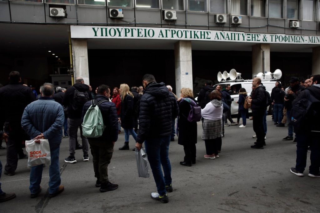 Αθήνα: Πορεία του «Ρουβίκωνα» προς το Υπουργείο Αγροτικής Ανάπτυξης