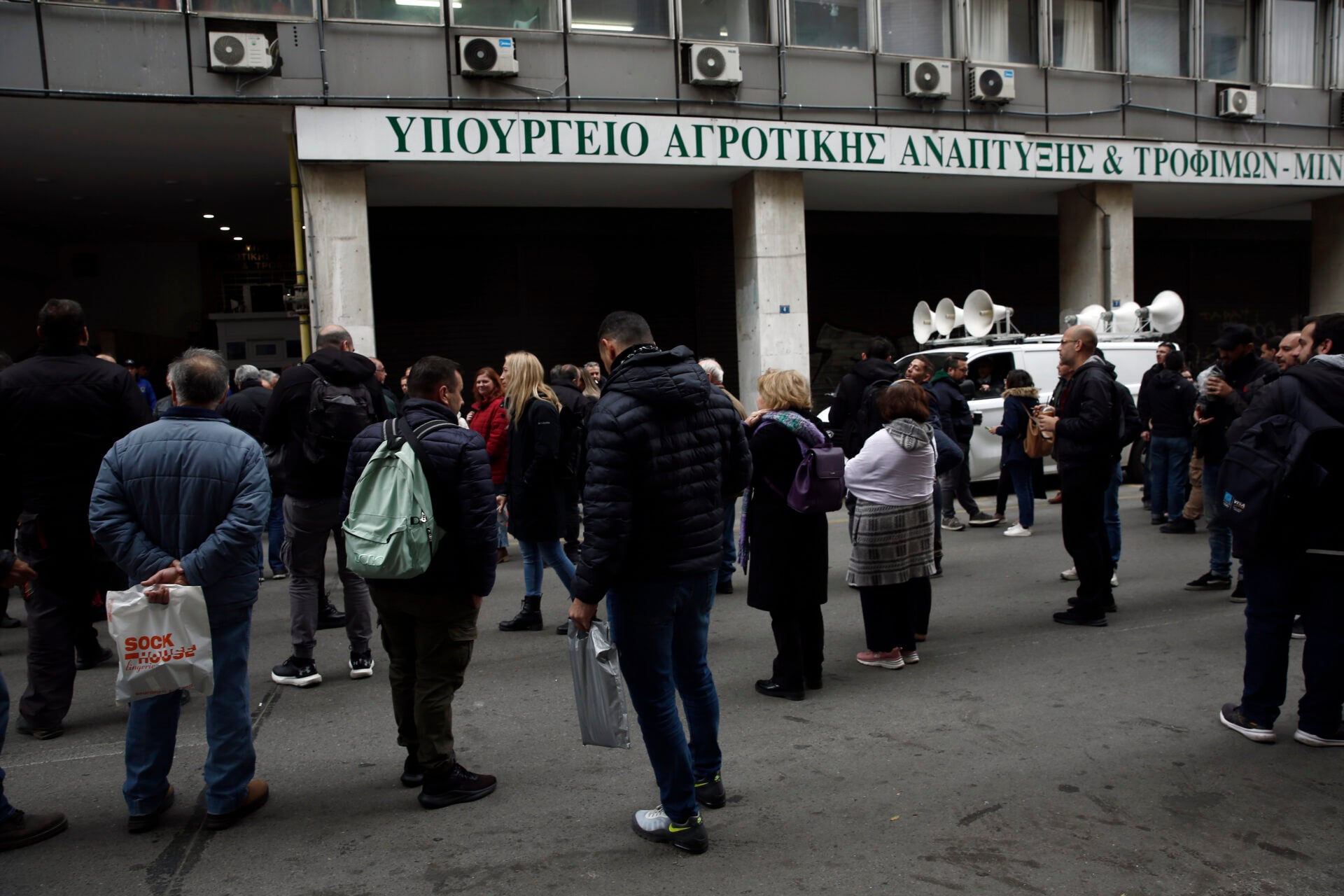 Αθήνα: Πορεία του «Ρουβίκωνα» προς το Υπουργείο Αγροτικής Ανάπτυξης