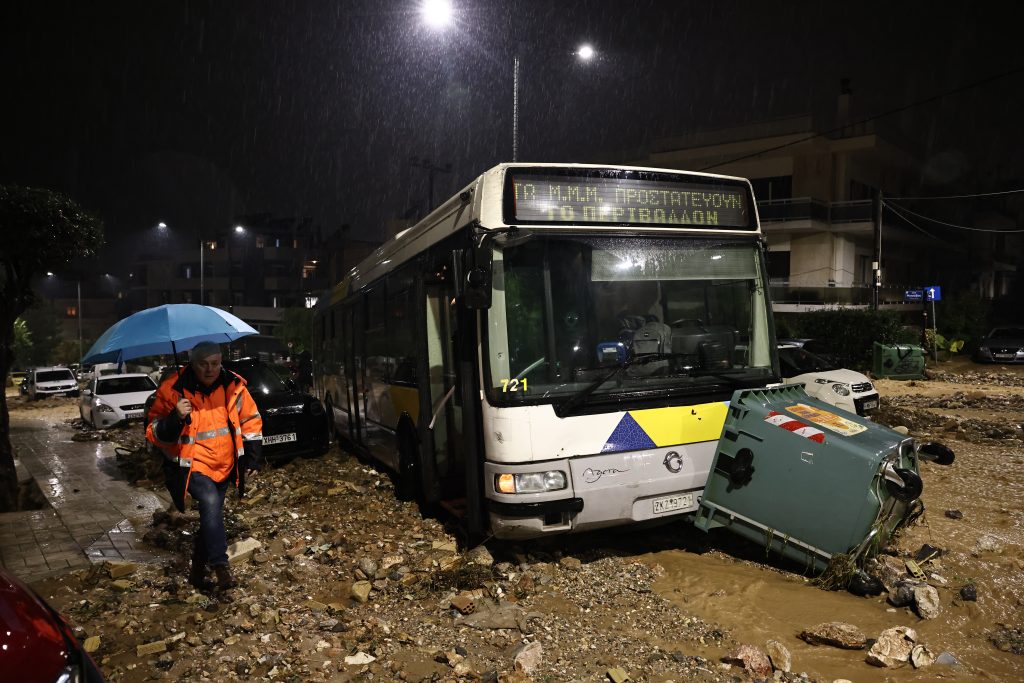 Γιατί πνίγηκε η Άνω Γλυφάδα: Οι τρεις παράγοντες που οδήγησαν στη φονική καταστροφή