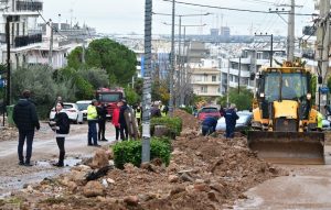 «Βομβαρδισμένο τοπίο» η Γλυφάδα μετά τις πλημμύρες: «Αυτό που έγινε δεν το έχουμε ξαναζήσει» λέει ο δήμαρχος – 11 απεγκλωβισμοί πολιτών