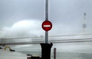 Ισχυροί άνεμοι «δένουν» τα πλοία