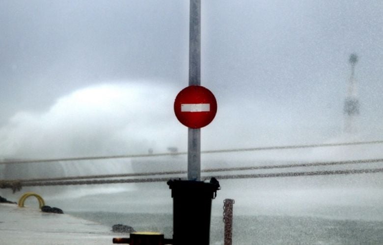 Ισχυροί άνεμοι «δένουν» τα πλοία