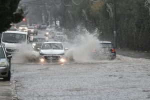 Σε εξέλιξη το κύμα κακοκαιρίας – Ισχυρές βροχές και καταιγίδες στην Αττική