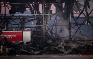 Βρέθηκε τρύπα σε σωλήνα μεταφοράς προπανίου στο εργοστάσιο της «Βιολάντα» – Τα στελέχη της ΔΑΕΕ έσκαψαν το υπέδαφος σε βάθος λιγότερο από 1μ.