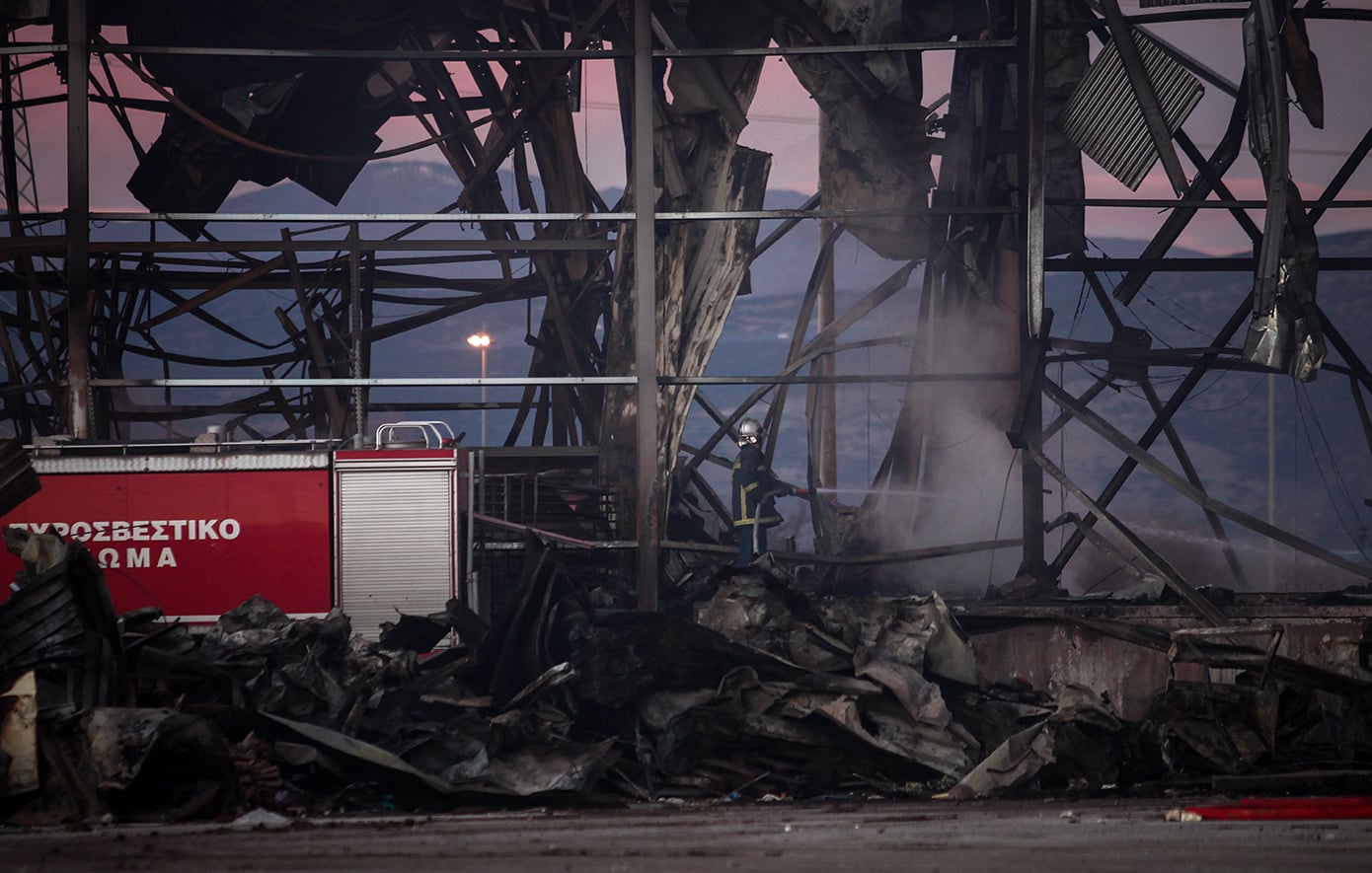 Βρέθηκε τρύπα σε σωλήνα μεταφοράς προπανίου στο εργοστάσιο της «Βιολάντα» – Τα στελέχη της ΔΑΕΕ έσκαψαν το υπέδαφος σε βάθος λιγότερο από 1μ.