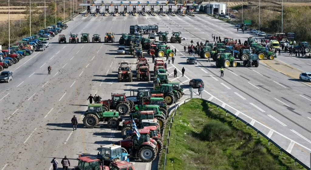 Στην Τροχαία Θεσσαλονίκης δυο αγροτοσυνδικαλιστές για παρακώλυση συγκοινωνιών • Έλληνας Αγρότης