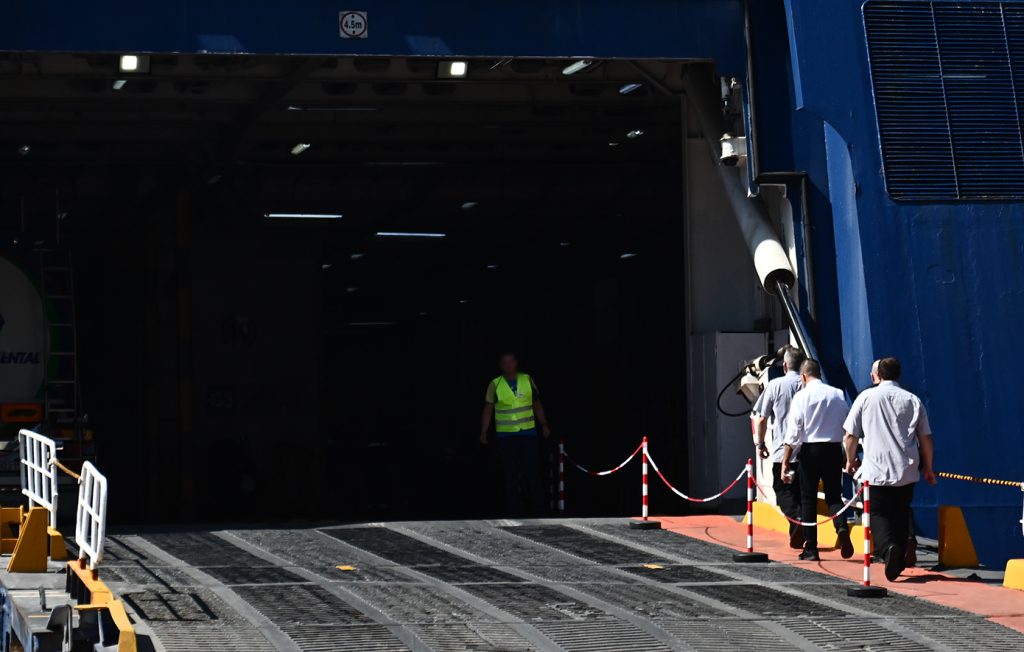 Πλοίο έδεσε εκτάκτως στο Λαύριο επειδή μία επιβάτης βρέθηκε χωρίς τις αισθήσεις μέσα στην καμπίνα της