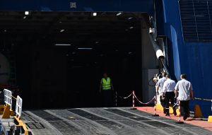 Πλοίο έδεσε εκτάκτως στο Λαύριο επειδή μία επιβάτης βρέθηκε χωρίς τις αισθήσεις μέσα στην καμπίνα της