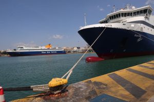 Δεμένα πλοία στα λιμάνια λόγω θυελλωδών ανέμων - Ποια δρομολόγια δεν εκτελούνται