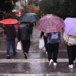 Νέο έκτακτο δελτίο της ΕΜΥ: Μέχρι το βράδυ θα βρέχει καταρρακτωδώς στην Αττική – Πώς θα κινηθεί η κακοκαιρία, δείτε live την πορεία της