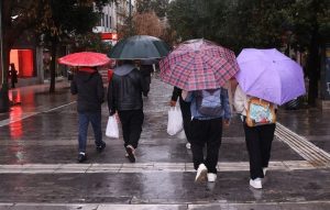 Νέο έκτακτο δελτίο της ΕΜΥ: Μέχρι το βράδυ θα βρέχει καταρρακτωδώς στην Αττική – Πώς θα κινηθεί η κακοκαιρία, δείτε live την πορεία της