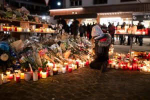 Crans-Montana: Με την ταμειακή στα χέρια η ιδιοκτήτρια μετά τη φωτιά που σκότωσε 40 ανθρώπους