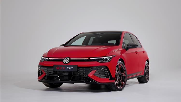 50 χρόνια GTI: Η Volkswagen τιμά το μοντέλο που έγινε συνώνυμο της σπορ οδήγησης