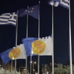 Μεσίστιες κυματίζουν οι σημαίες στο Δημαρχείο Θεσσαλονίκης – Η πόλη πενθεί για τους επτά φιλάθλους του ΠΑΟΚ