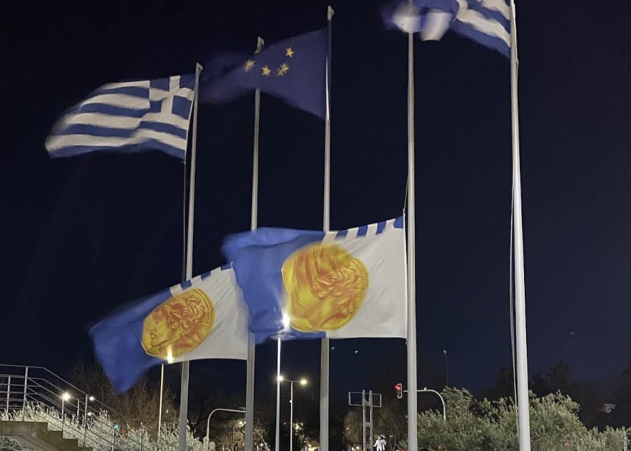 Μεσίστιες κυματίζουν οι σημαίες στο Δημαρχείο Θεσσαλονίκης – Η πόλη πενθεί για τους επτά φιλάθλους του ΠΑΟΚ