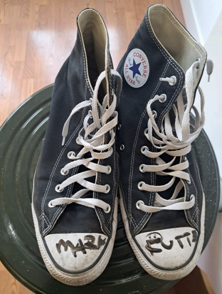 Υπογεγραμμένα αθλητικά παπούτσια του Μαρκ Ρούτε σε δημοπρασία στη Χάγη