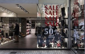 Ανοικτά τα καταστήματα σήμερα για τις χειμερινές εκπτώσεις – Ποιο είναι το ωράριο λειτουργίας