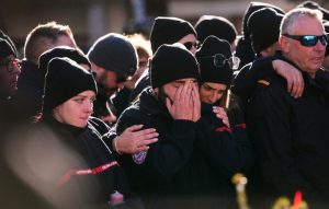 Τραγωδία στο Κραν Μοντανά: Οργή στον ελβετικό Τύπο επειδή το ζευγάρι των ιδιοκτητών του μοιραίου μπαρ είναι ελεύθερο – Τα περισσότερα θύματα ήταν έφηβοι