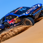 Το Ford Raptor T1+ «ζωγραφίζει» στους αμμόλοφους του Dakar Rally