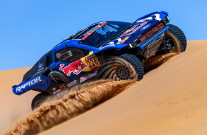 Το Ford Raptor T1+ «ζωγραφίζει» στους αμμόλοφους του Dakar Rally
