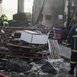 Mενίδι: Βελτιωμένη η εικόνα της φωτιάς στο εργοστάσιο πλαστικών – Ζημιές και σε παρακείμενα κτήρια