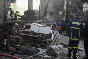 Mενίδι: Βελτιωμένη η εικόνα της φωτιάς στο εργοστάσιο πλαστικών – Ζημιές και σε παρακείμενα κτήρια