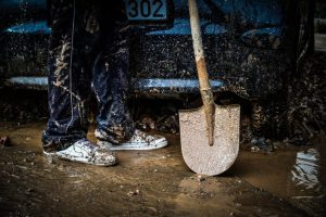 Το χρονικό της τραγωδίας στην Άνω Γλυφάδα: «Πιθανώς να χτυπήθηκε από κάτι και έπεσε στο νερό», σύμφωνα με μαρτυρία