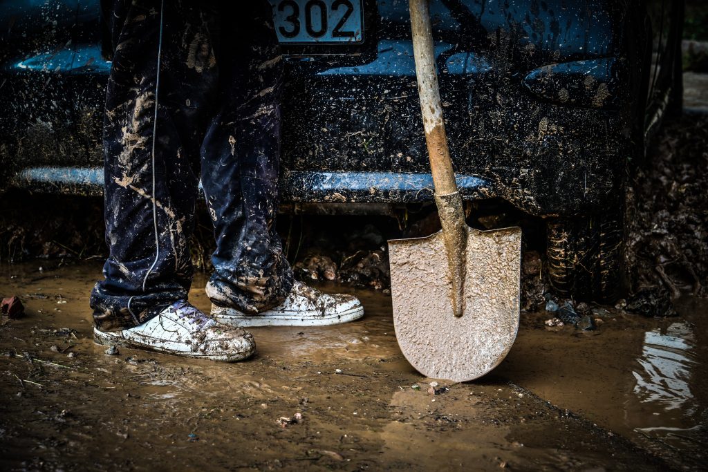 Το χρονικό της τραγωδίας στην Άνω Γλυφάδα: «Πιθανώς να χτυπήθηκε από κάτι και έπεσε στο νερό», σύμφωνα με μαρτυρία
