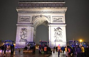 Τα τρακτέρ των αγροτών που διαδηλώνουν έφθασαν στον Πύργο του Άιφελ στο Παρίσι