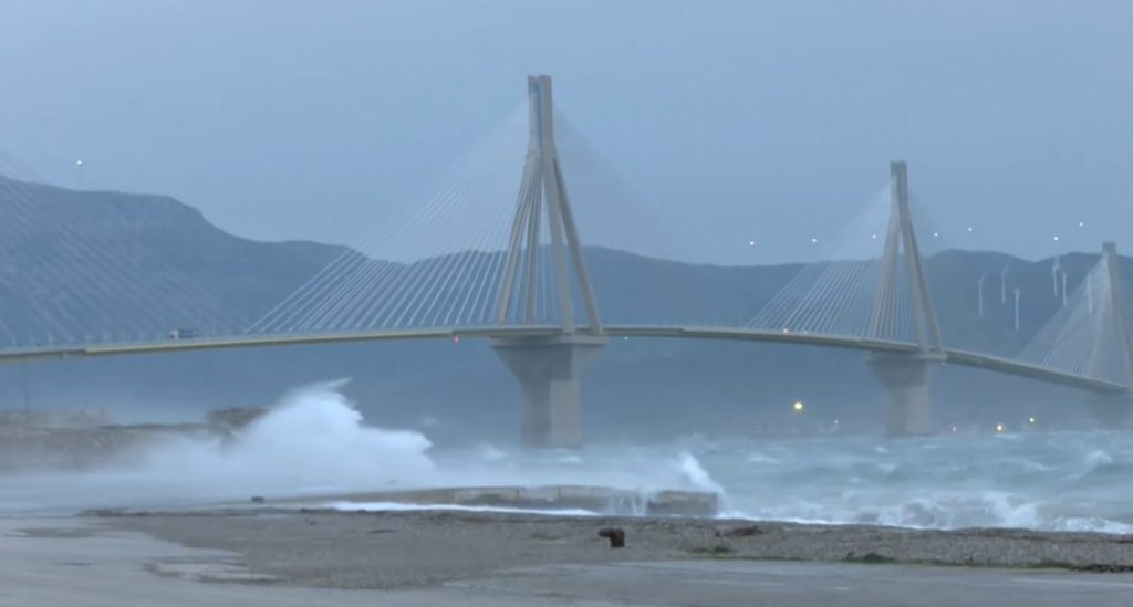 Πρωτοφανείς εικόνες στη γέφυρα Ρίου-Αντιρρίου: Άνεμοι 11 μποφόρ και κύματα που περνούν πάνω από το Κάστρο