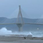 Πρωτοφανείς εικόνες στη γέφυρα Ρίου-Αντιρρίου: Άνεμοι 11 μποφόρ και κύματα που περνούν πάνω από το Κάστρο