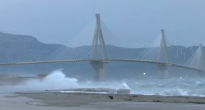 Πρωτοφανείς εικόνες στη γέφυρα Ρίου-Αντιρρίου: Άνεμοι 11 μποφόρ και κύματα που περνούν πάνω από το Κάστρο