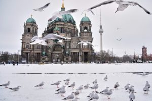 Σφοδρές χιονοπτώσεις, θυελλώδεις άνεμοι, πολικές θερμοκρασίες πλήττουν την Ευρώπη