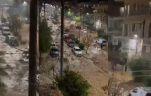 Βούλιαξε η Γλυφάδα από την καταρρακτώδη βροχή – Βίντεο-σοκ με ορμητικά νερά να παρασέρνουν τα πάντα