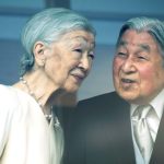 Nεαρός γδύθηκε μπροστά στον αυτοκράτορα της Ιαπωνίας, ενώ χαιρετούσε το πλήθος