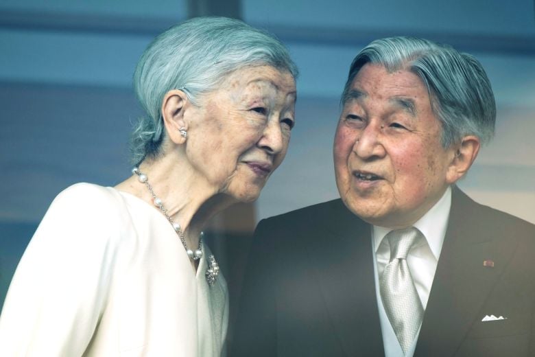 Nεαρός γδύθηκε μπροστά στον αυτοκράτορα της Ιαπωνίας, ενώ χαιρετούσε το πλήθος