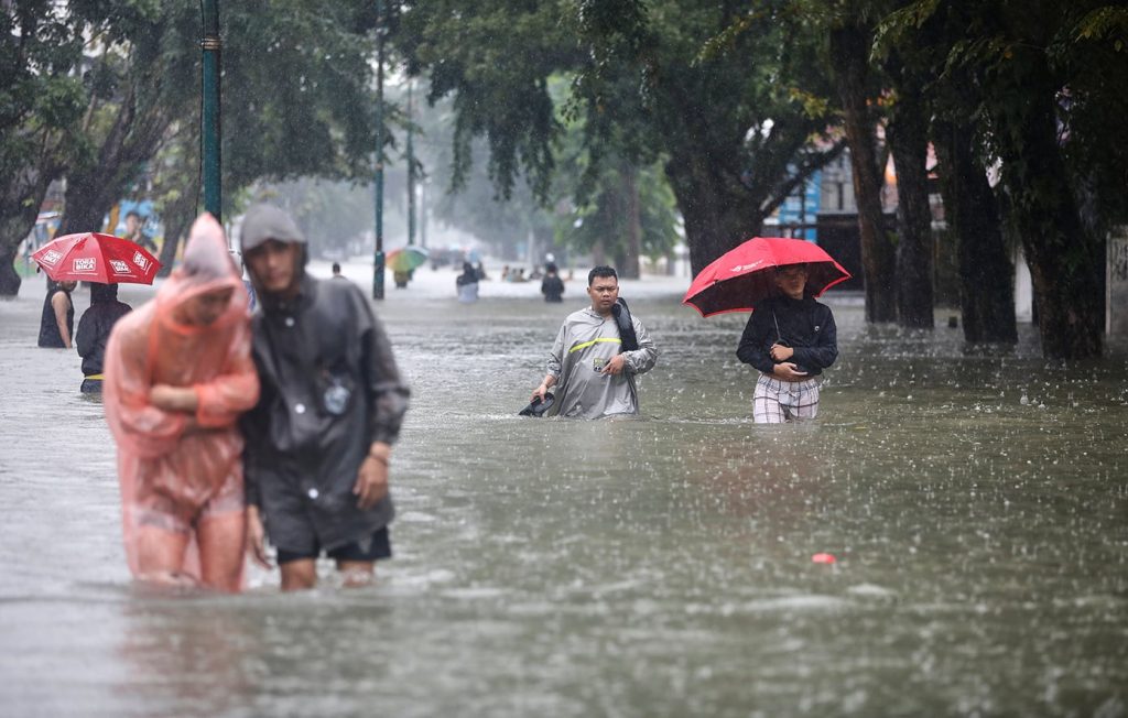 Πλημμύρες στη Βόρεια Κελέβη της Ινδονησίας στοίχισαν τη ζωή σε 14 ανθρώπους