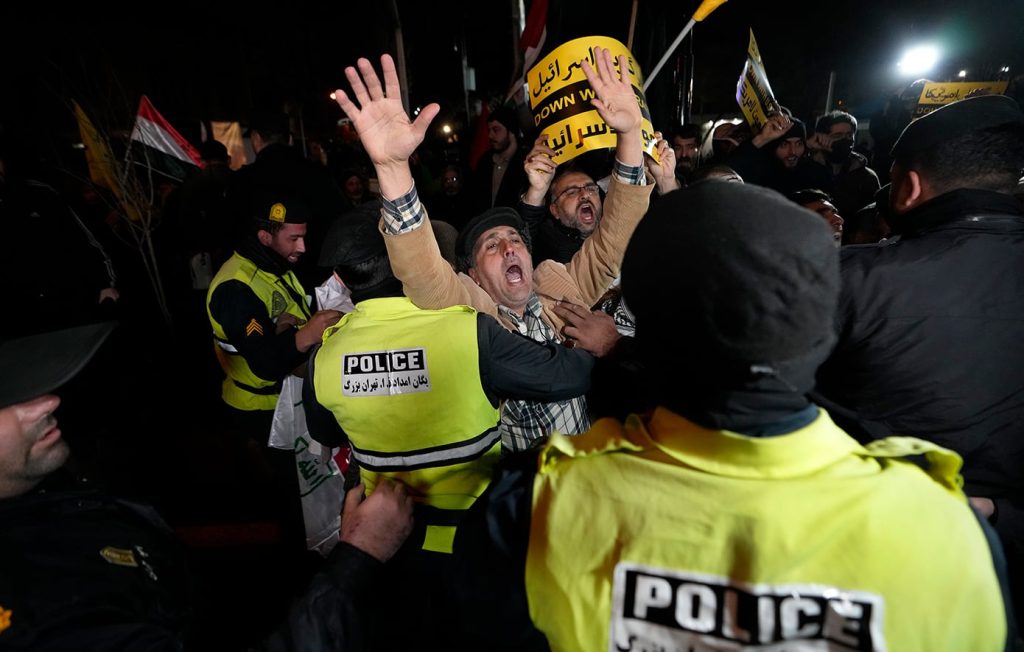 Εντείνεται η κρίση στο Ιράν: Η Ισλαμική Δημοκρατία «δεν θα υποχωρήσει», τόνισε ο Χαμενεΐ – Τεράστιες αντικυβερνητικές διαδηλώσεις