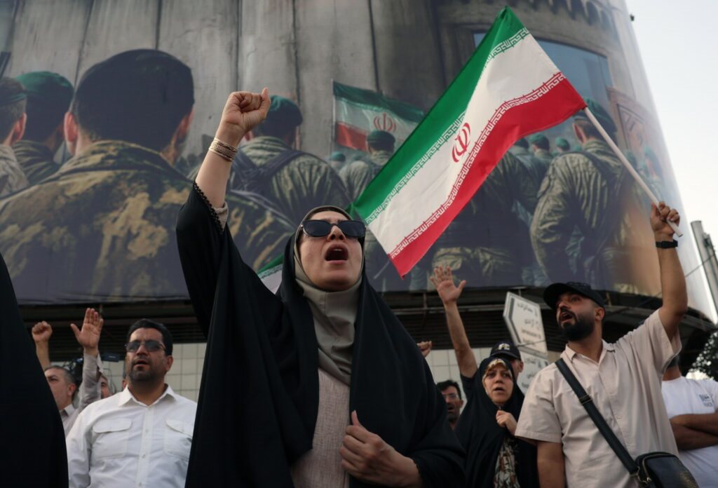 Επέμβαση στο Ιράν εξετάζει ο Τραμπ, «υπό πλήρη έλεγχο» η κατάσταση λέει η ιρανική κυβέρνηση